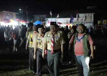 Wakil Bupati Kerinci yang juga Ketua Kwarcab Pramuka Kerinci menyapa peserta pada malam Api Unggun Jambore Ranting Gunung Raya dan Bukit Kerman, yang berlangsung meriah dengan kehadiran ratusan Pramuka dari berbagai gugus depan. (Dok, Deko)