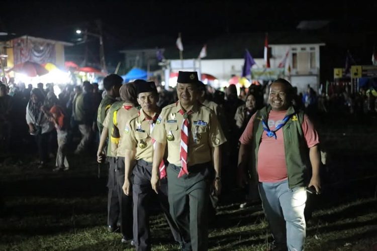 Wakil Bupati Kerinci yang juga Ketua Kwarcab Pramuka Kerinci menyapa peserta pada malam Api Unggun Jambore Ranting Gunung Raya dan Bukit Kerman, yang berlangsung meriah dengan kehadiran ratusan Pramuka dari berbagai gugus depan. (Dok, Deko)