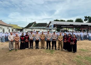 Kasat Binmas Polresta Jambi, AKP Sukman  bersama pihak sekolah dan para siswa SMAN 12 Kota Jambi usai kegiatan penyuluhan bahaya kenakalan remaja, Senin (24/11/2025). (Dok. Nahar)