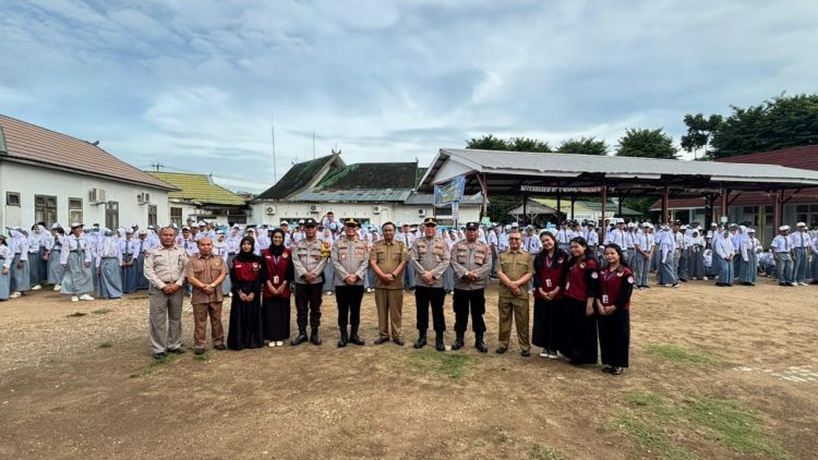 Kasat Binmas Polresta Jambi, AKP Sukman  bersama pihak sekolah dan para siswa SMAN 12 Kota Jambi usai kegiatan penyuluhan bahaya kenakalan remaja, Senin (24/11/2025). (Dok. Nahar)