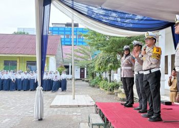 Kasubdit Kamsel Ditlantas Polda Jambi, Kompol Dr. Novrizal memberikan sosialisasi tertib berlalu lintas kepada ratusan pelajar SMPN 2 Kota Jambi dalam program Police Go To School, Senin (24/11/2025). (Dok.Nahar)