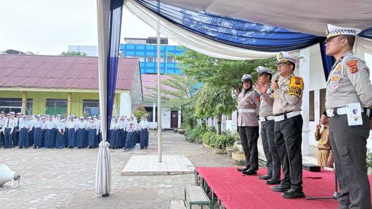 Kasubdit Kamsel Ditlantas Polda Jambi, Kompol Dr. Novrizal memberikan sosialisasi tertib berlalu lintas kepada ratusan pelajar SMPN 2 Kota Jambi dalam program Police Go To School, Senin (24/11/2025). (Dok.Nahar)