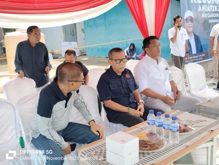 Wakil Ketua KONI Provinsi Jambi, Adri dan panitia Kejurda Renang 2025 menghadiri pembukaan kejuaraan di Kolam Renang Raja Kota Baru, Kota Jambi, Senin (24/11/2025). (Dok. Stepanus)