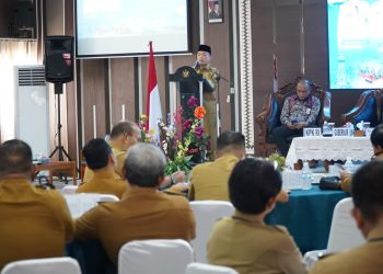 Gubernur Jambi Al Haris menyampaikan arahan saat membuka Bimtek Antikorupsi bagi pejabat eselon II Pemprov Jambi di Aula BPSDM Provinsi Jambi, Senin (24/11/2025). (Dok. Erit - Komifo)