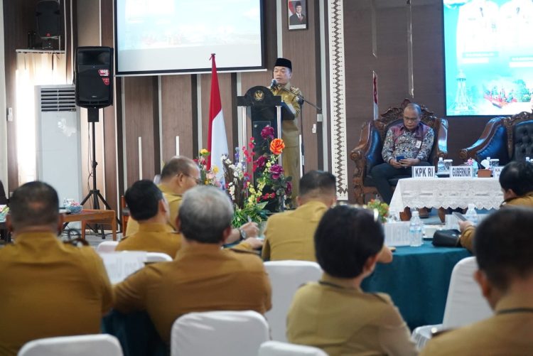 Gubernur Jambi Al Haris menyampaikan arahan saat membuka Bimtek Antikorupsi bagi pejabat eselon II Pemprov Jambi di Aula BPSDM Provinsi Jambi, Senin (24/11/2025). (Dok. Erit - Komifo)