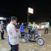 Petugas Polres Tanjung Jabung Timur memeriksa kendaraan dan memberikan imbauan kepada remaja saat patroli antisipasi balap liar dalam Operasi Zebra Siginjai 2025, Minggu (22/11/2025) malam. (Dok. Nahar)