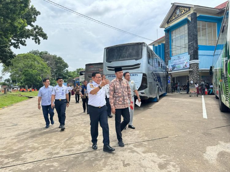 Kepala BPTD Kelas II Jambi, Benny Nurdin Yusuf, meninjau pelaksanaan rampcheck kendaraan angkutan umum di Terminal Alam Barajo menjelang Natal 2025 dan Tahun Baru 2026. (Dok. Stepanus)