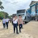 Kepala BPTD Kelas II Jambi, Benny Nurdin Yusuf, meninjau pelaksanaan rampcheck kendaraan angkutan umum di Terminal Alam Barajo menjelang Natal 2025 dan Tahun Baru 2026. (Dok. Stepanus)