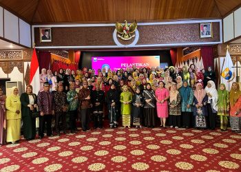 Ketua TP PKK Provinsi Jambi Hj. Hesti Haris bersama para pengurus baru NURPUJI Masa Bakti 2025–2028 usai pelantikan di Auditorium Rumah Dinas Gubernur Jambi, Senin (24/11/2025). (Dok. Stepanus)