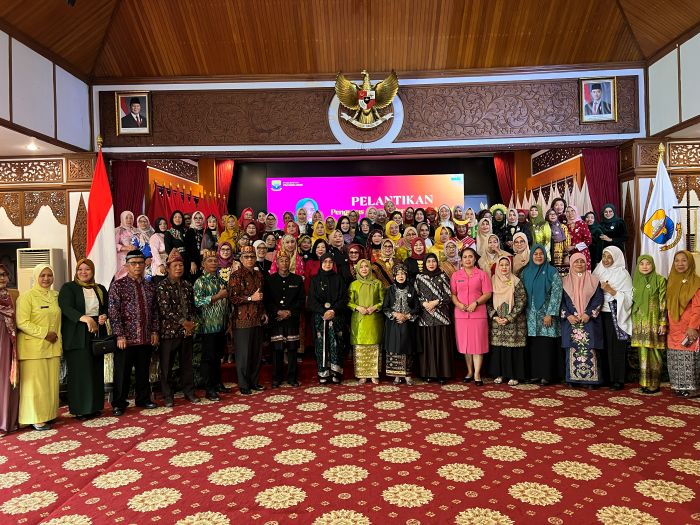 Ketua TP PKK Provinsi Jambi Hj. Hesti Haris bersama para pengurus baru NURPUJI Masa Bakti 2025–2028 usai pelantikan di Auditorium Rumah Dinas Gubernur Jambi, Senin (24/11/2025). (Dok. Stepanus)