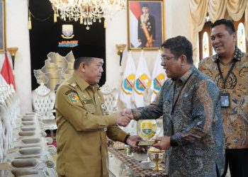 Gubernur Jambi Al Haris menerima plakat dari Direktur Utama PT Semen Baturaja Suherman Yahya saat audiensi di Rumah Dinas Gubernur Jambi, Senin (24/11/2025). (Dok. Rrit - Kominfo)