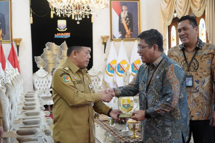 Gubernur Jambi Al Haris menerima plakat dari Direktur Utama PT Semen Baturaja Suherman Yahya saat audiensi di Rumah Dinas Gubernur Jambi, Senin (24/11/2025). (Dok. Rrit - Kominfo)