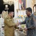 Gubernur Jambi Al Haris menerima plakat dari Direktur Utama PT Semen Baturaja Suherman Yahya saat audiensi di Rumah Dinas Gubernur Jambi, Senin (24/11/2025). (Dok. Rrit - Kominfo)