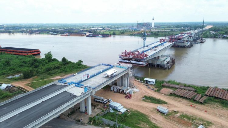 Pembangunan jembatan utama Jalan Tol Palembang–Betung yang melintasi Sungai Musi, Sumatera Selatan, menggunakan metode Box Balance Cantilever. (Dok . Humas HK)