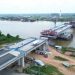 Pembangunan jembatan utama Jalan Tol Palembang–Betung yang melintasi Sungai Musi, Sumatera Selatan, menggunakan metode Box Balance Cantilever. (Dok . Humas HK)