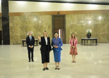 Kepala Eksekutif Pengawas Perilaku Pelaku Usaha Jasa Keuangan, Edukasi, dan Pelindungan Konsumen OJK Friderica Widyasari Dewi menyambut kedatangan Ratu Maxima selaku UNSGSA setibanya di Bandara Soekarno-Hatta, Tangerang, Senin (24/11/2025). (Dok. Humas OJK)