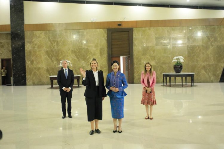 Kepala Eksekutif Pengawas Perilaku Pelaku Usaha Jasa Keuangan, Edukasi, dan Pelindungan Konsumen OJK Friderica Widyasari Dewi menyambut kedatangan Ratu Maxima selaku UNSGSA setibanya di Bandara Soekarno-Hatta, Tangerang, Senin (24/11/2025). (Dok. Humas OJK)