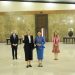 Kepala Eksekutif Pengawas Perilaku Pelaku Usaha Jasa Keuangan, Edukasi, dan Pelindungan Konsumen OJK Friderica Widyasari Dewi menyambut kedatangan Ratu Maxima selaku UNSGSA setibanya di Bandara Soekarno-Hatta, Tangerang, Senin (24/11/2025). (Dok. Humas OJK)