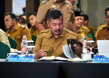 Bupati Kerinci, Monadi, menghadiri High Level Meeting TPID Provinsi Jambi yang digelar Bank Indonesia untuk membahas pengendalian inflasi menjelang Natal dan Tahun Baru, Senin (24/11/2025). (Dok. Deko)