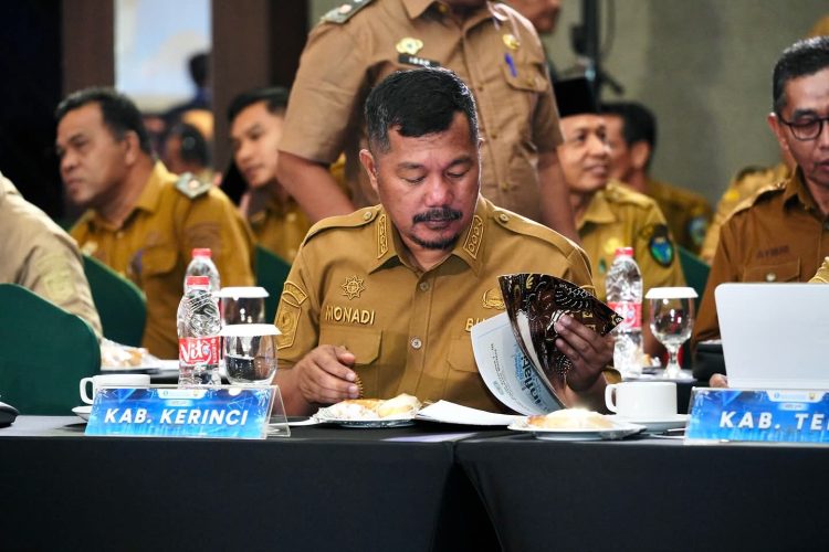Bupati Kerinci, Monadi, menghadiri High Level Meeting TPID Provinsi Jambi yang digelar Bank Indonesia untuk membahas pengendalian inflasi menjelang Natal dan Tahun Baru, Senin (24/11/2025). (Dok. Deko)