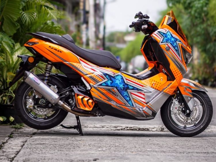 Modifikasi Yamaha NMAX “Turbo” bergaya balap karya Nakano Garage dengan inspirasi helm Jason DiSalvo. (Dok. Yamaha)