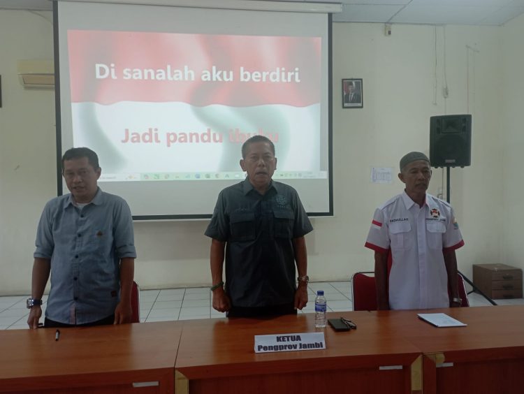 Ketua Perkemi Provinsi Jambi Adri S.H., M.H. (tengah) memimpin Rapat Persaudaraan Provinsi (Raperprov) 2025–2029 di Aula BPSDM Jambi, Selasa (25/11/2025). (Dok. Stepanus)