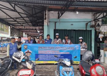 Petugas Satgas Preemtif Operasi Zebra 2025 Polda Jambi memberikan sosialisasi tertib berlalu lintas kepada komunitas ojek di Pasar Angso Duo, Jambi, Selasa (25/11/2025). (Dok.Nahar)
