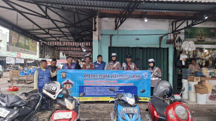 Petugas Satgas Preemtif Operasi Zebra 2025 Polda Jambi memberikan sosialisasi tertib berlalu lintas kepada komunitas ojek di Pasar Angso Duo, Jambi, Selasa (25/11/2025). (Dok.Nahar)