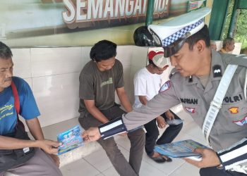 Anggota Satlantas Polda Jambi membagikan brosur keselamatan kepada sopir truk saat kegiatan edukasi Operasi Zebra Siginjai 2025 di PT Indofood, Kota Jambi. (Dok. Nahar)