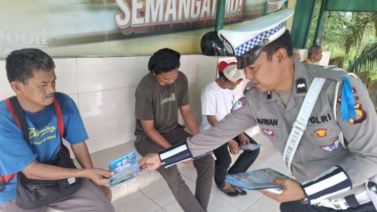 Anggota Satlantas Polda Jambi membagikan brosur keselamatan kepada sopir truk saat kegiatan edukasi Operasi Zebra Siginjai 2025 di PT Indofood, Kota Jambi. (Dok. Nahar)