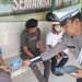 Anggota Satlantas Polda Jambi membagikan brosur keselamatan kepada sopir truk saat kegiatan edukasi Operasi Zebra Siginjai 2025 di PT Indofood, Kota Jambi. (Dok. Nahar)