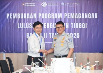 Direktur SDM dan Umum Jasa Raharja, Rubi Handojo, berjabat tangan dengan salah satu peserta pada pembukaan Program Pemagangan Lulusan Perguruan Tinggi Tahun 2025 di Kantor Pusat Jasa Raharja, Senin (24/11/2025). (Dok. Humas JR Jambi)