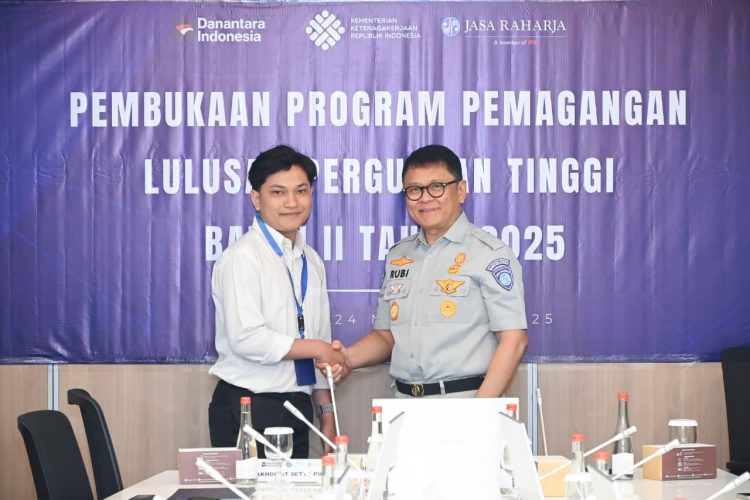 Direktur SDM dan Umum Jasa Raharja, Rubi Handojo, berjabat tangan dengan salah satu peserta pada pembukaan Program Pemagangan Lulusan Perguruan Tinggi Tahun 2025 di Kantor Pusat Jasa Raharja, Senin (24/11/2025). (Dok. Humas JR Jambi)