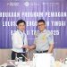 Direktur SDM dan Umum Jasa Raharja, Rubi Handojo, berjabat tangan dengan salah satu peserta pada pembukaan Program Pemagangan Lulusan Perguruan Tinggi Tahun 2025 di Kantor Pusat Jasa Raharja, Senin (24/11/2025). (Dok. Humas JR Jambi)