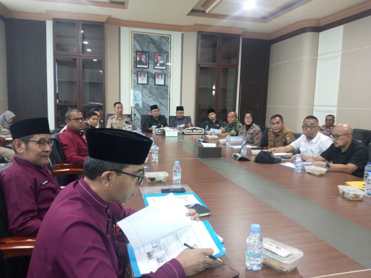 Forkopimda Kota Jambi menghadiri rapat percepatan pengadaan tanah proyek Drainase Utama Sungai Asam di Ruang Rapat Wali Kota Jambi, Selasa (25/11/2025). (Dok, Nahar)
