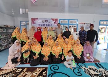 Peserta pengajian bersama Ditpolairud Polda Jambi dan GERAMI berfoto bersama di Rumah Baca Bhayangkara Bahari, Kampung Pulau Pandan, Kota Jambi. (Dok. Nahar)