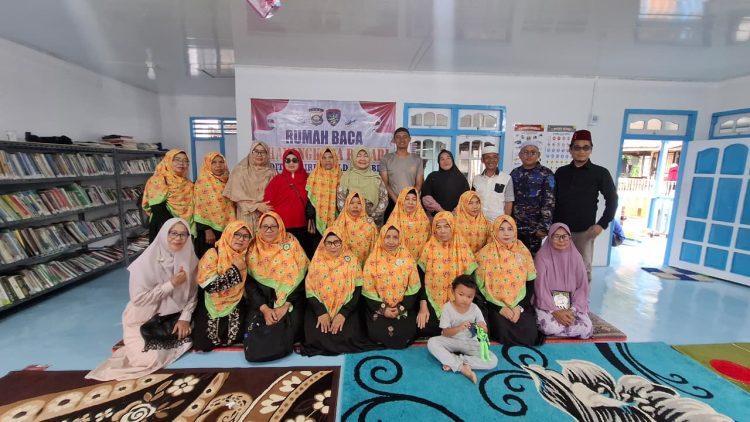 Peserta pengajian bersama Ditpolairud Polda Jambi dan GERAMI berfoto bersama di Rumah Baca Bhayangkara Bahari, Kampung Pulau Pandan, Kota Jambi. (Dok. Nahar)