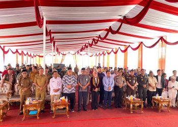 Para pejabat pemerintah, unsur Forkopimda, dan perwakilan Pelindo Regional 2 Jambi berfoto bersama saat pelepasan ekspor 36 ton pinang ke Bangladesh di Pelabuhan Talang Duku, Muaro Jambi, Selasa (25/11/2025). (Dok. Stepanus)