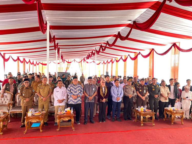 Para pejabat pemerintah, unsur Forkopimda, dan perwakilan Pelindo Regional 2 Jambi berfoto bersama saat pelepasan ekspor 36 ton pinang ke Bangladesh di Pelabuhan Talang Duku, Muaro Jambi, Selasa (25/11/2025). (Dok. Stepanus)