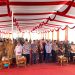 Para pejabat pemerintah, unsur Forkopimda, dan perwakilan Pelindo Regional 2 Jambi berfoto bersama saat pelepasan ekspor 36 ton pinang ke Bangladesh di Pelabuhan Talang Duku, Muaro Jambi, Selasa (25/11/2025). (Dok. Stepanus)