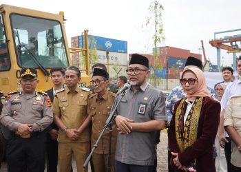 Sekda Provinsi Jambi Dr. H. Sudirman bersama jajaran pemerintah, kepolisian, dan perwakilan Pelindo memberikan keterangan dalam acara pelepasan ekspor 36 ton pinang ke Bangladesh di Pelabuhan Talang Duku, Selasa (25/11/2025). (Dok. Stepanus)