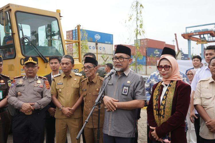 Sekda Provinsi Jambi Dr. H. Sudirman bersama jajaran pemerintah, kepolisian, dan perwakilan Pelindo memberikan keterangan dalam acara pelepasan ekspor 36 ton pinang ke Bangladesh di Pelabuhan Talang Duku, Selasa (25/11/2025). (Dok. Stepanus)
