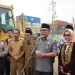 Sekda Provinsi Jambi Dr. H. Sudirman bersama jajaran pemerintah, kepolisian, dan perwakilan Pelindo memberikan keterangan dalam acara pelepasan ekspor 36 ton pinang ke Bangladesh di Pelabuhan Talang Duku, Selasa (25/11/2025). (Dok. Stepanus)