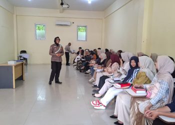 Petugas Satlantas Polda Jambi memberikan edukasi keselamatan berkendara kepada mahasiswa Universitas Adiwangsa Jambi dalam rangka Operasi Zebra Siginjai 2025, Rabu (26/11/2025).