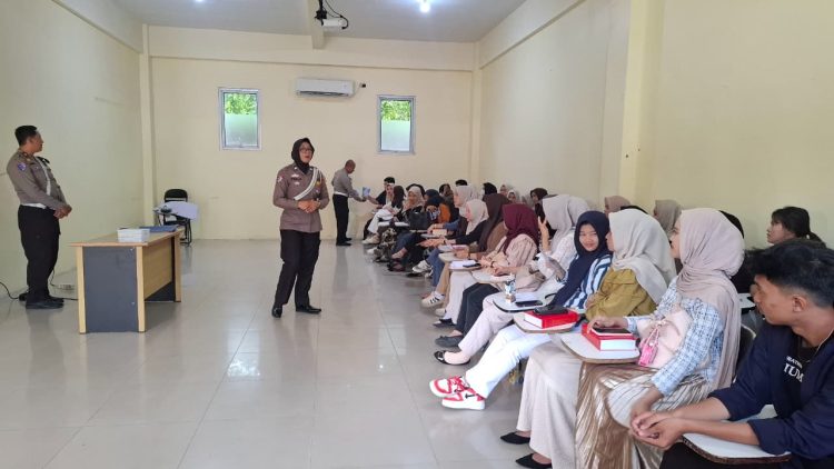 Petugas Satlantas Polda Jambi memberikan edukasi keselamatan berkendara kepada mahasiswa Universitas Adiwangsa Jambi dalam rangka Operasi Zebra Siginjai 2025, Rabu (26/11/2025).