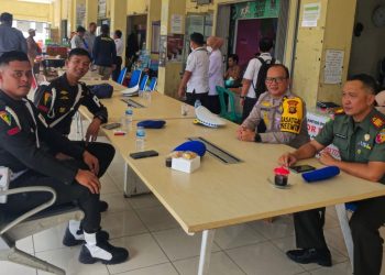 Personel Polisi Militer, Kepolisian, dan TNI AD berbincang saat mendukung pelaksanaan Operasi Zebra 2025 di Jambi. (Dok. Nahar)