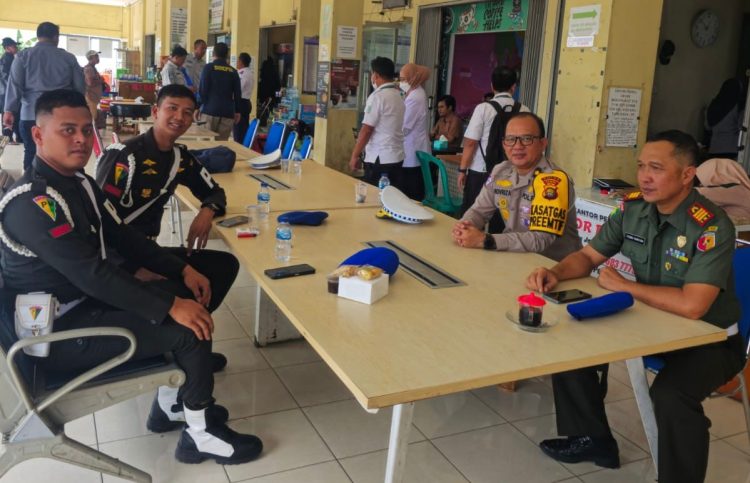Personel Polisi Militer, Kepolisian, dan TNI AD berbincang saat mendukung pelaksanaan Operasi Zebra 2025 di Jambi. (Dok. Nahar)