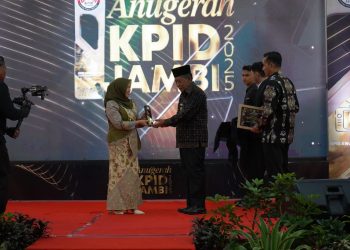 Hesti Haris menerima penghargaan Life Achievement dari perwakilan KPID Jambi dalam Anugerah KPID Jambi 2025. (Dok. Erit - Kominfo)