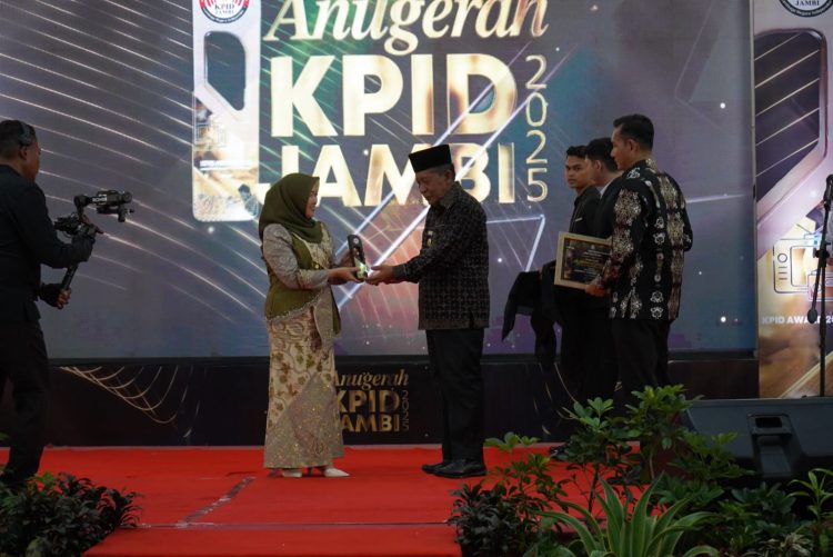 Hesti Haris menerima penghargaan Life Achievement dari perwakilan KPID Jambi dalam Anugerah KPID Jambi 2025. (Dok. Erit - Kominfo)