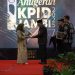 Hesti Haris menerima penghargaan Life Achievement dari perwakilan KPID Jambi dalam Anugerah KPID Jambi 2025. (Dok. Erit - Kominfo)